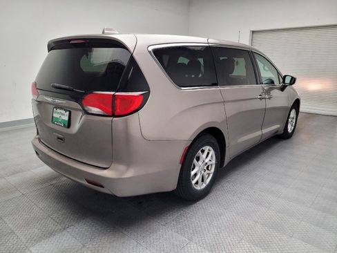 Used 2017 Chrysler Pacifica Touring image 9