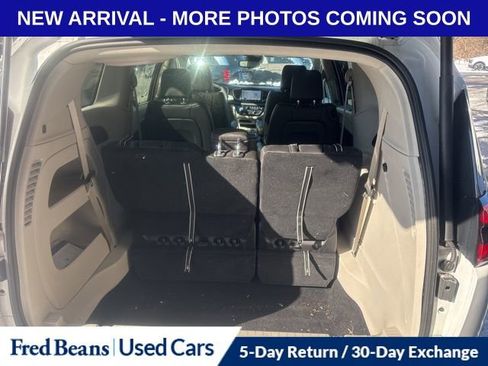 Used 2024 Chrysler Pacifica Touring-L image 8