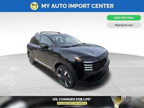Used 2025 Nissan Kicks SR w/ Illumination Package AWD/4WD image 1
