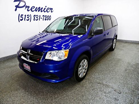 Used 2018 Dodge Grand Caravan SE w/ UConnect Hands-Free Group FWD image 1