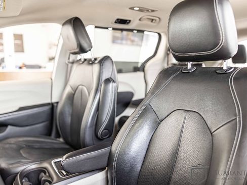 Used 2022 Chrysler Pacifica Touring-L image 21