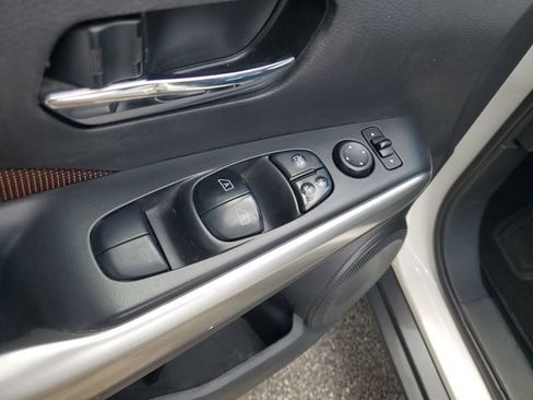 Used 2018 Nissan Kicks SR FWD image 28