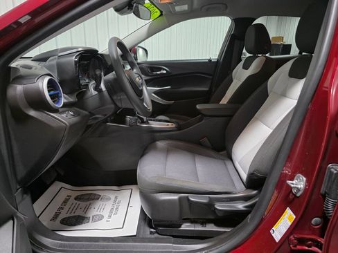 Used 2025 Chevrolet Trax LS w/ LS Convenience Package FWD image 9