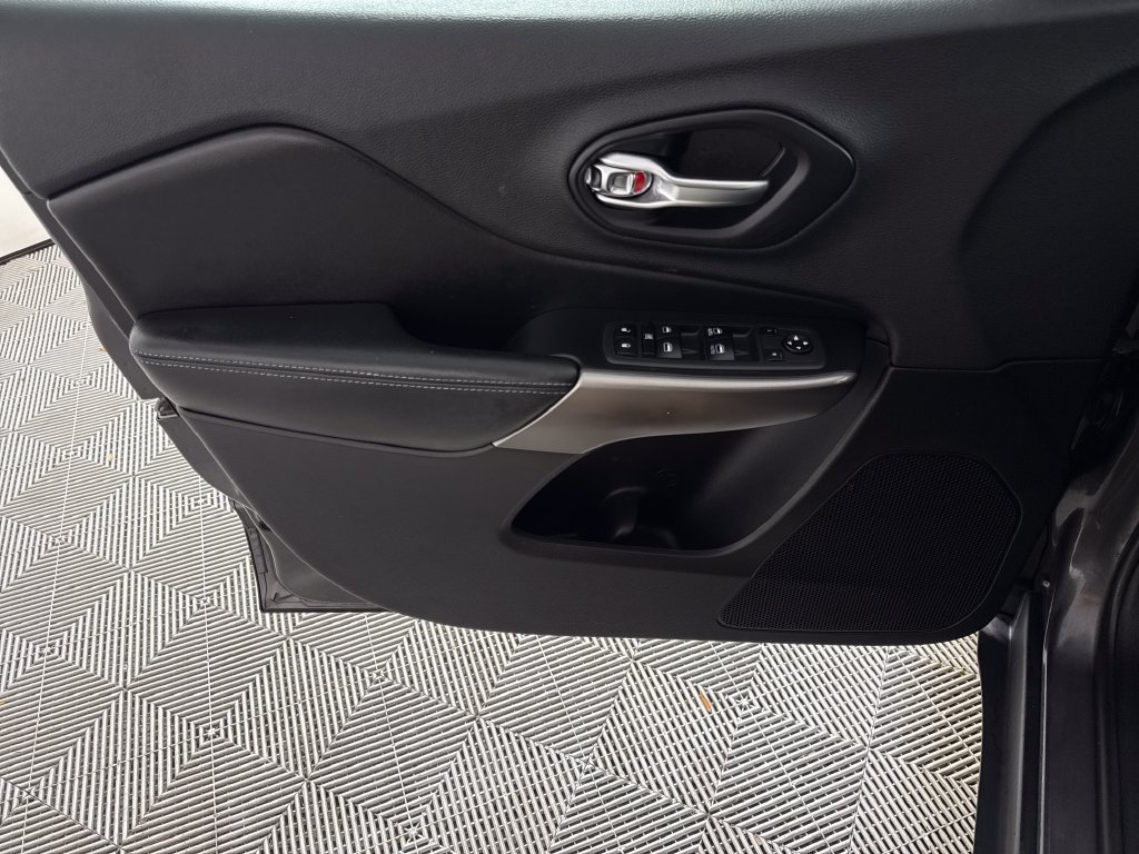 Used 2019 Jeep Cherokee Latitude Plus w/ Comfort/Convenience Group AWD/4WD image 10