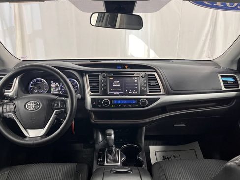 Used 2019 Toyota Highlander Plus AWD/4WD image 2
