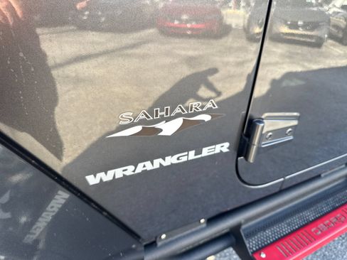 Used 2017 Jeep Wrangler Sahara w/ Connectivity Group AWD/4WD image 10