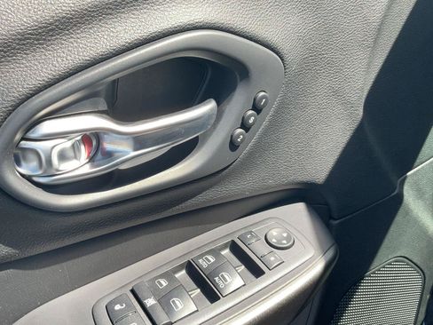 Used 2020 Jeep Cherokee Trailhawk AWD/4WD image 22