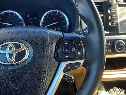 Used 2017 Toyota Highlander XLE image 25