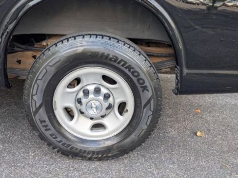 Used 2017 Chevrolet Express 2500 image 10