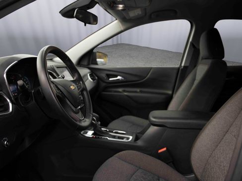 Used 2024 Chevrolet Equinox LT image 2