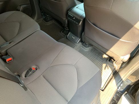 Used 2022 Toyota Highlander LE AWD/4WD image 39