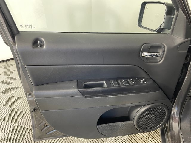 Used 2017 Jeep Patriot Sport w/ Power Value Group AWD/4WD image 9