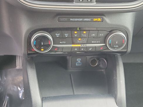 Used 2022 Ford Escape SE w/ SE Sport Appearance Package image 27