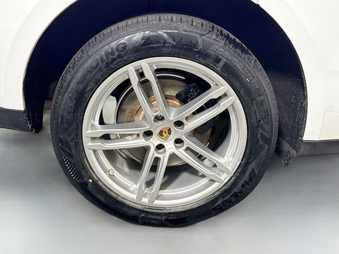 Used 2023 Porsche Macan AWD/4WD image 33
