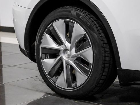 Used 2022 Tesla Model Y Long Range image 52