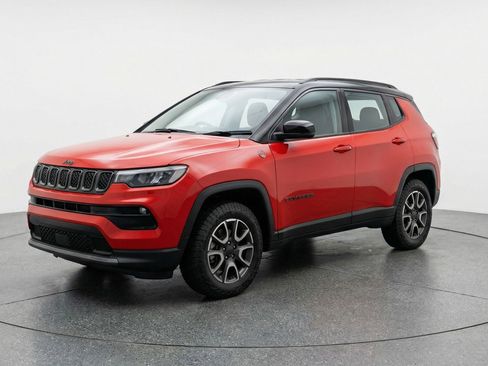 Used 2025 Jeep Compass Trailhawk AWD/4WD image 3