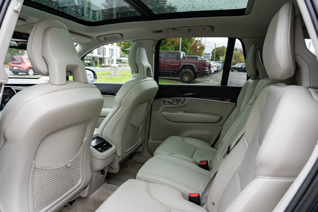 Used 2016 Volvo XC90 T6 Momentum w/ Momentum Plus Package AWD/4WD image 24