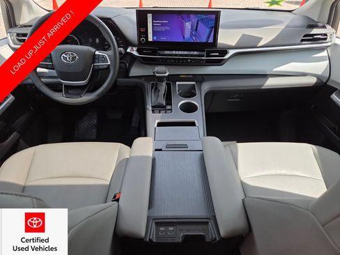 Certified 2025 Toyota Sienna XLE FWD image 5