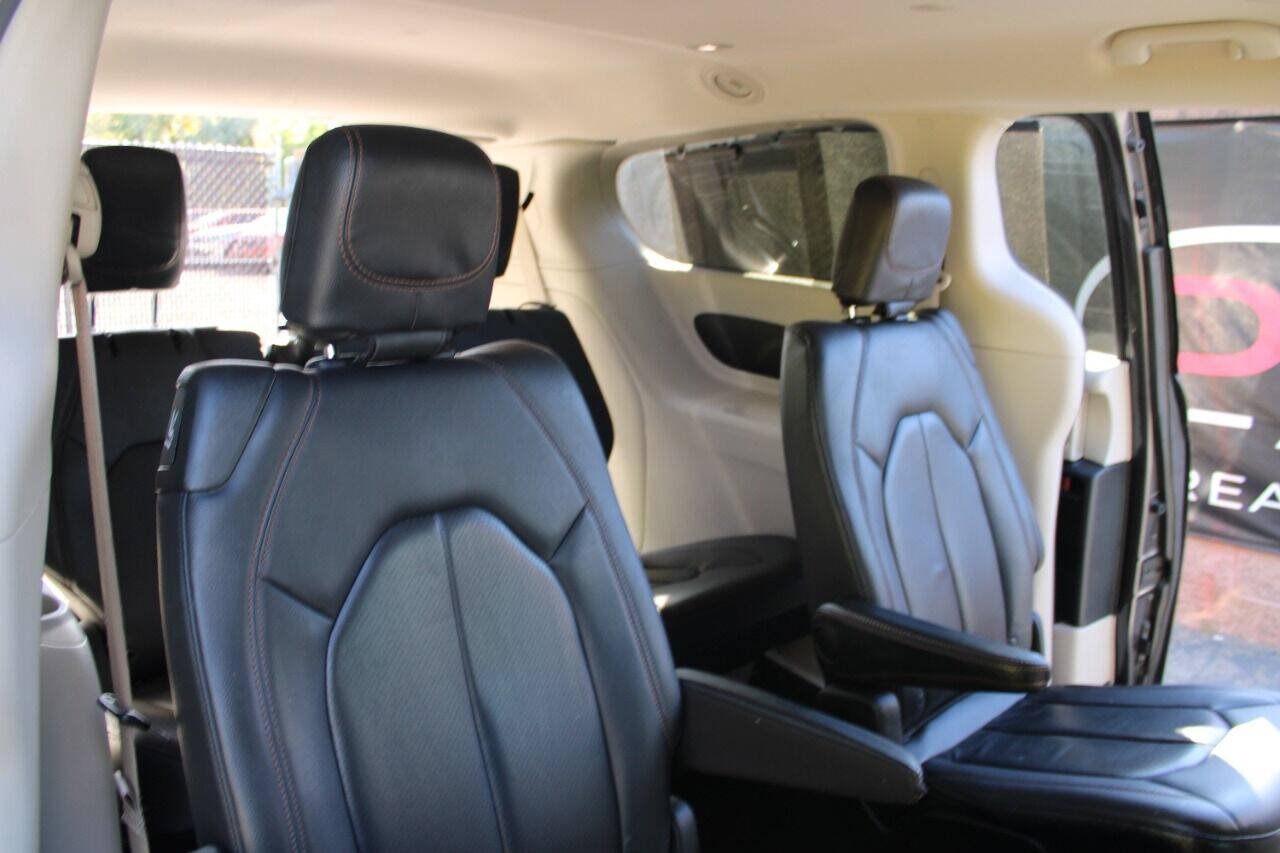 Used 2020 Chrysler Pacifica Touring-L FWD image 17