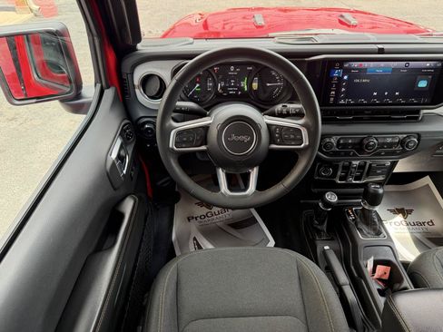 Used 2024 Jeep Wrangler Unlimited Sahara AWD/4WD image 14