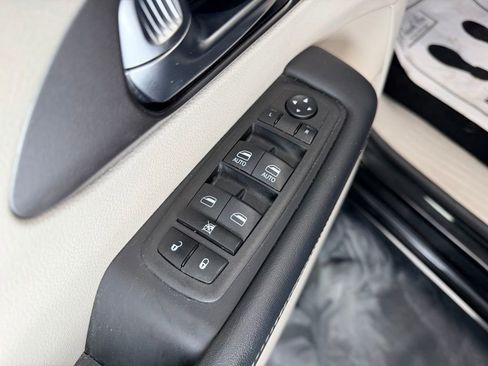 Used 2023 Chrysler Pacifica Touring-L FWD image 20