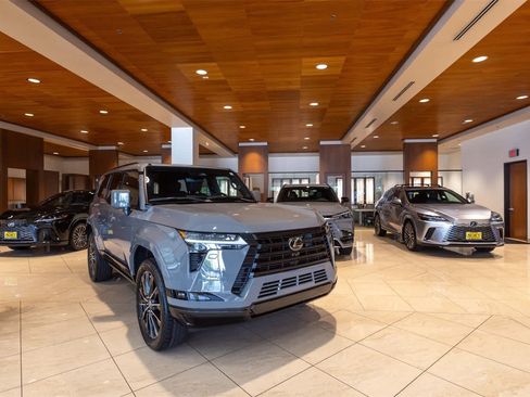 Used 2025 Lexus LX 700h F Sport image 40