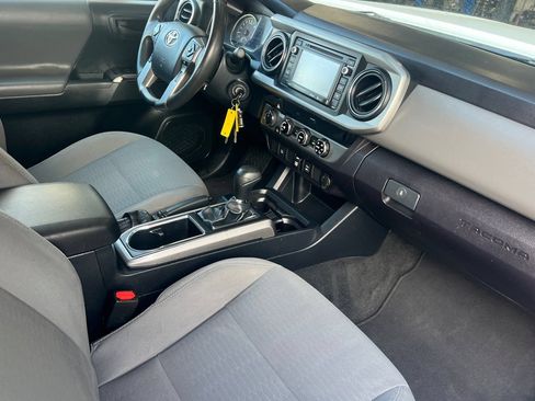 Used 2018 Toyota Tacoma SR5 AWD/4WD image 15