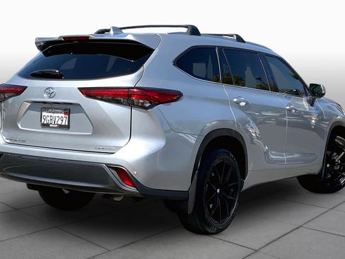 Used 2023 Toyota Highlander Limited FWD image 12