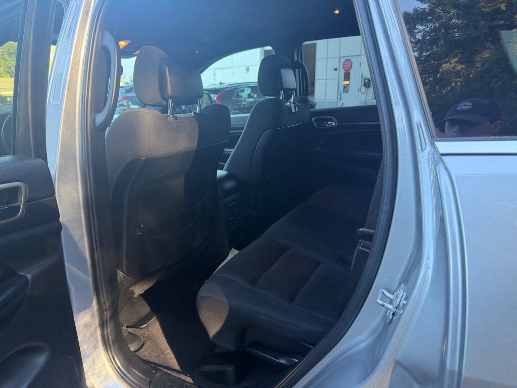 Used 2017 Jeep Grand Cherokee Laredo AWD/4WD image 13