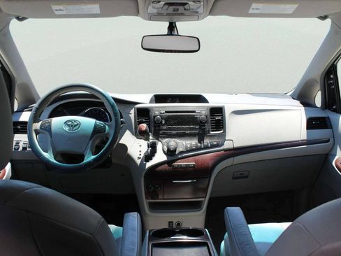 Used 2011 Toyota Sienna XLE FWD image 7