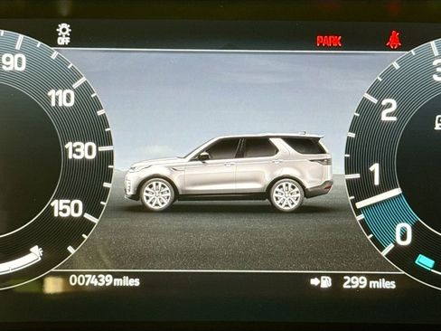 Used 2024 Land Rover Discovery Metropolitan Edition image 11