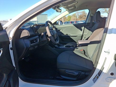 New 2025 Kia K4 LX image 9