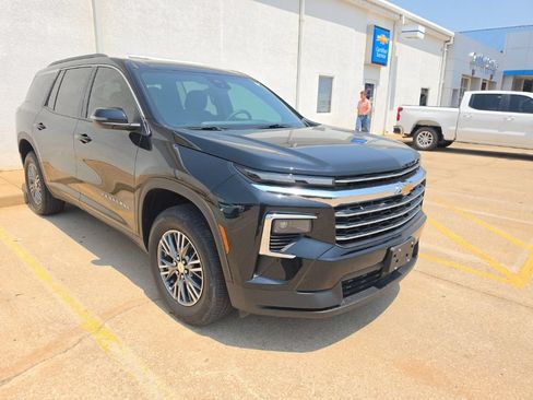 Used 2025 Chevrolet Traverse LT FWD image 8