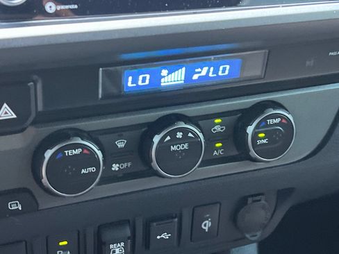 Used 2022 Toyota Tacoma TRD Off-Road w/ Technology Package AWD/4WD image 16