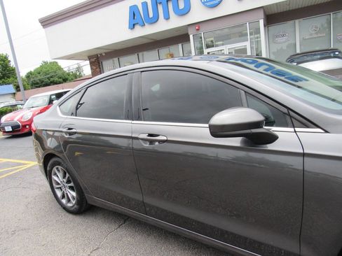 Used 2017 Ford Fusion SE w/ Fusion SE Technology Package FWD image 8