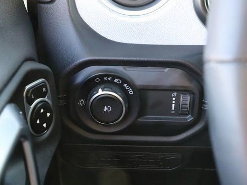 Used 2025 Jeep Wrangler Sahara image 36