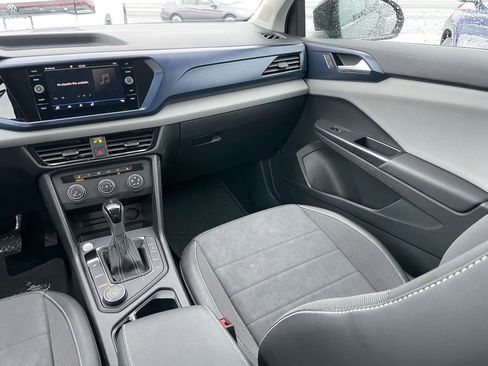 Certified 2022 Volkswagen Taos SE w/ Panoramic Sunroof Package image 9