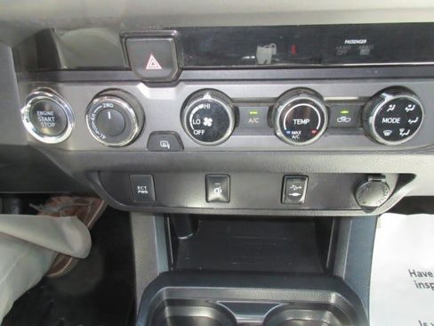 Used 2017 Toyota Tacoma TRD Sport w/ Tow Package (A/T) AWD/4WD image 28