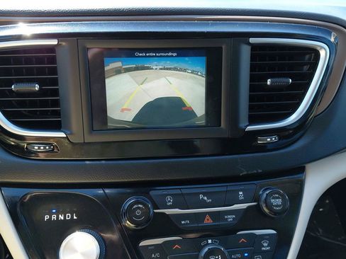 Used 2019 Chrysler Pacifica Touring-L FWD image 33