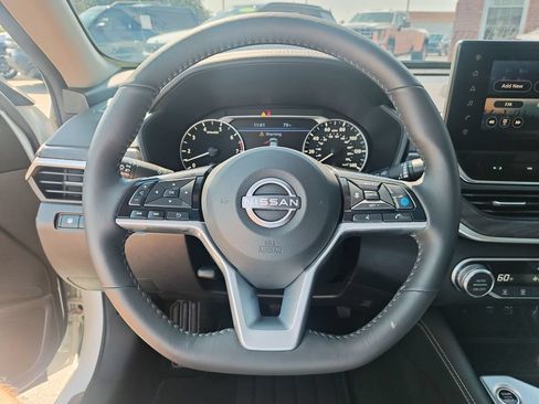 Used 2025 Nissan Altima 2.5 SL FWD image 17