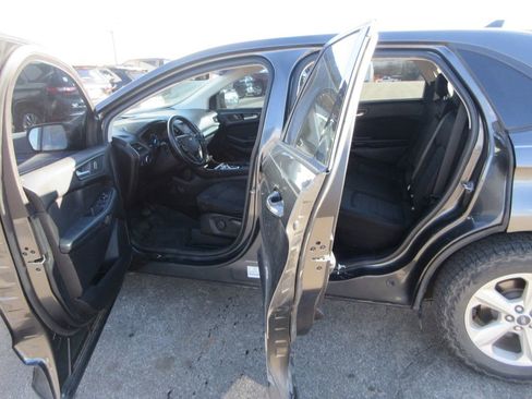 Used 2019 Ford Edge SE image 5