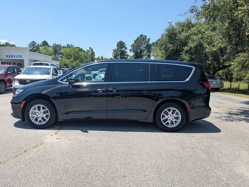 Used 2025 Chrysler Pacifica Select FWD image 6