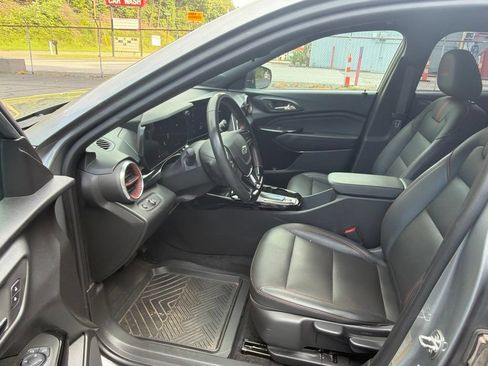 Used 2024 Chevrolet Trax RS w/ Sunroof Package FWD image 5