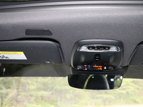 Used 2018 Volvo XC60 T8 R-Design w/ Convenience Package image 31