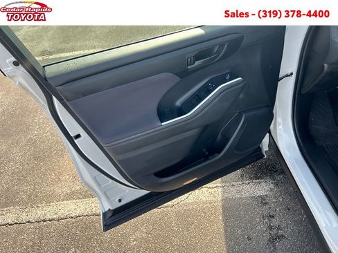 Certified 2023 Toyota Highlander LE image 12