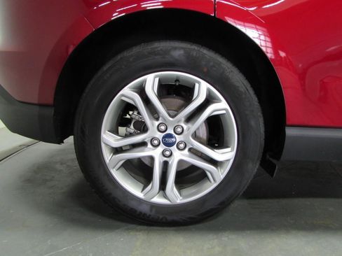 Used 2018 Ford Edge Titanium w/ Technology Package FWD image 9
