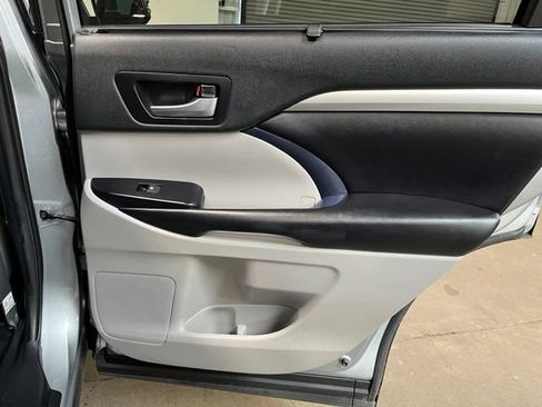 Used 2019 Toyota Highlander XLE AWD/4WD image 13