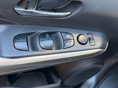 Certified 2018 Nissan Kicks SR w/ Premium Package image 14