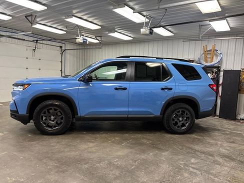 Used 2025 Honda Pilot TrailSport image 2