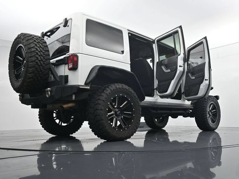 Used 2017 Jeep Wrangler Unlimited Sahara w/ Max Tow Package AWD/4WD image 43
